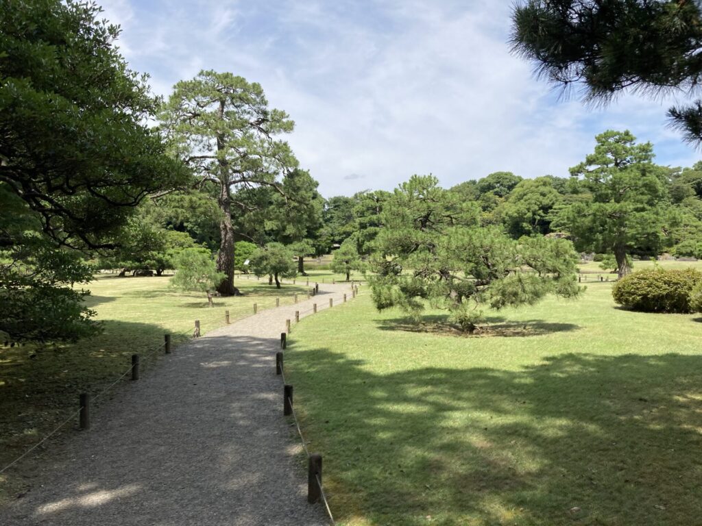 六義園に入って最初に見る景色。外国人にも日本を感じていただけること間違いなし。