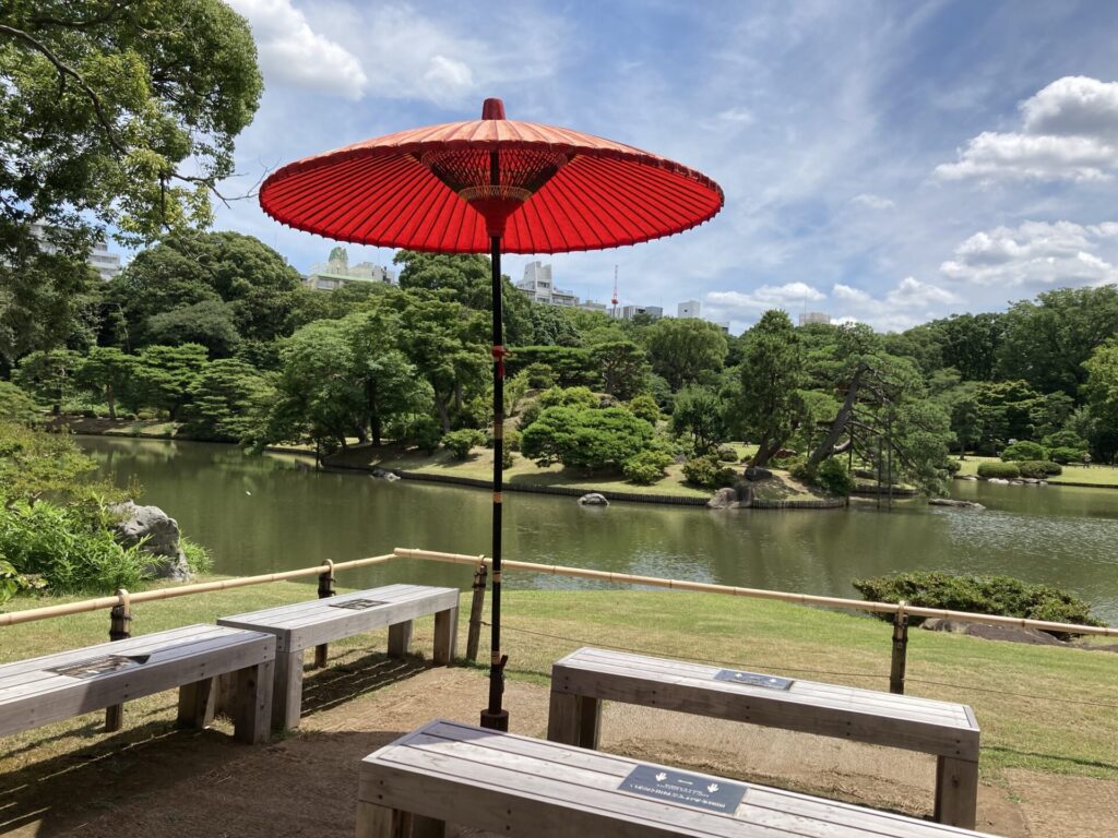 六義園の中にある吹上茶屋
こちらで、ほっと一息、お抹茶を飲みながら庭園をゆっくり見ることができます。外国人に和を感じてもらえます。