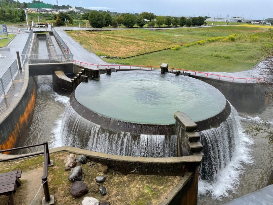 東山円筒分水槽